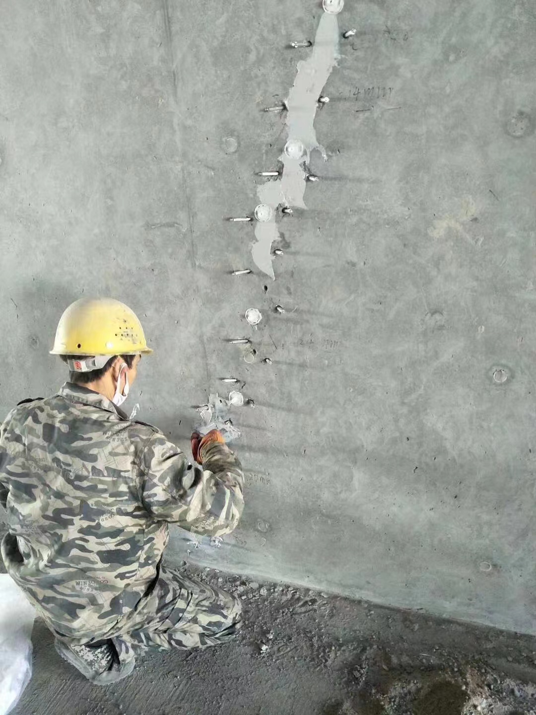 益阳混凝土楼板裂缝加固施工的方案